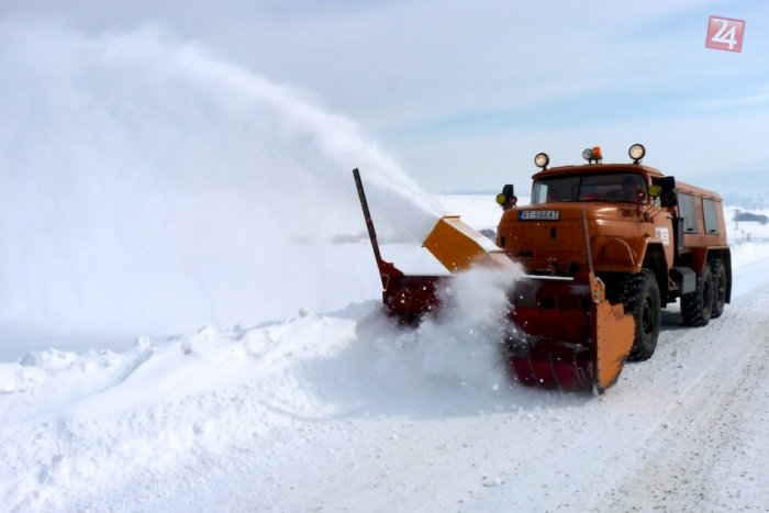 Ilustračný obrázok k článku Počasie od rána komplikuje dopravu na cestách v kraji